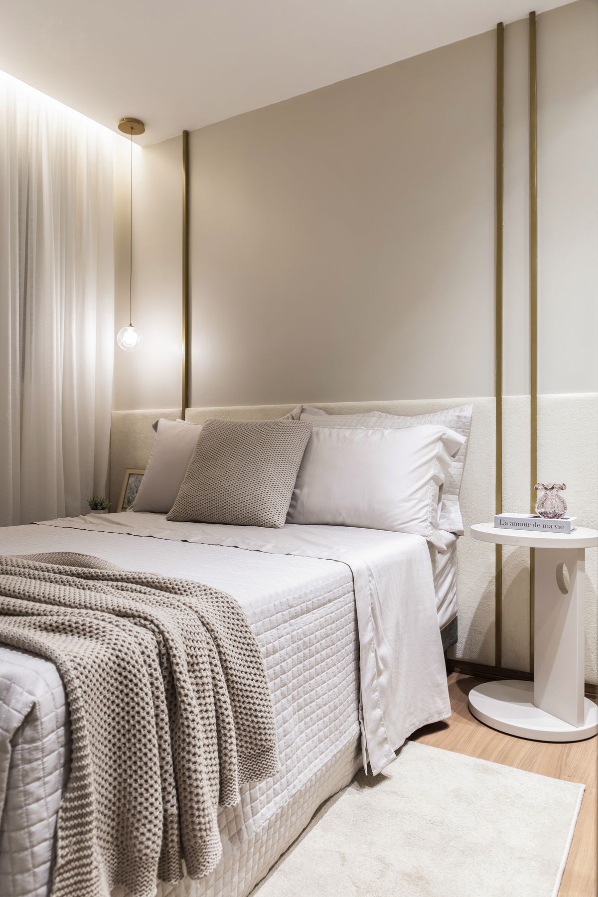 Quarto com cama arrumada e enxoval completo