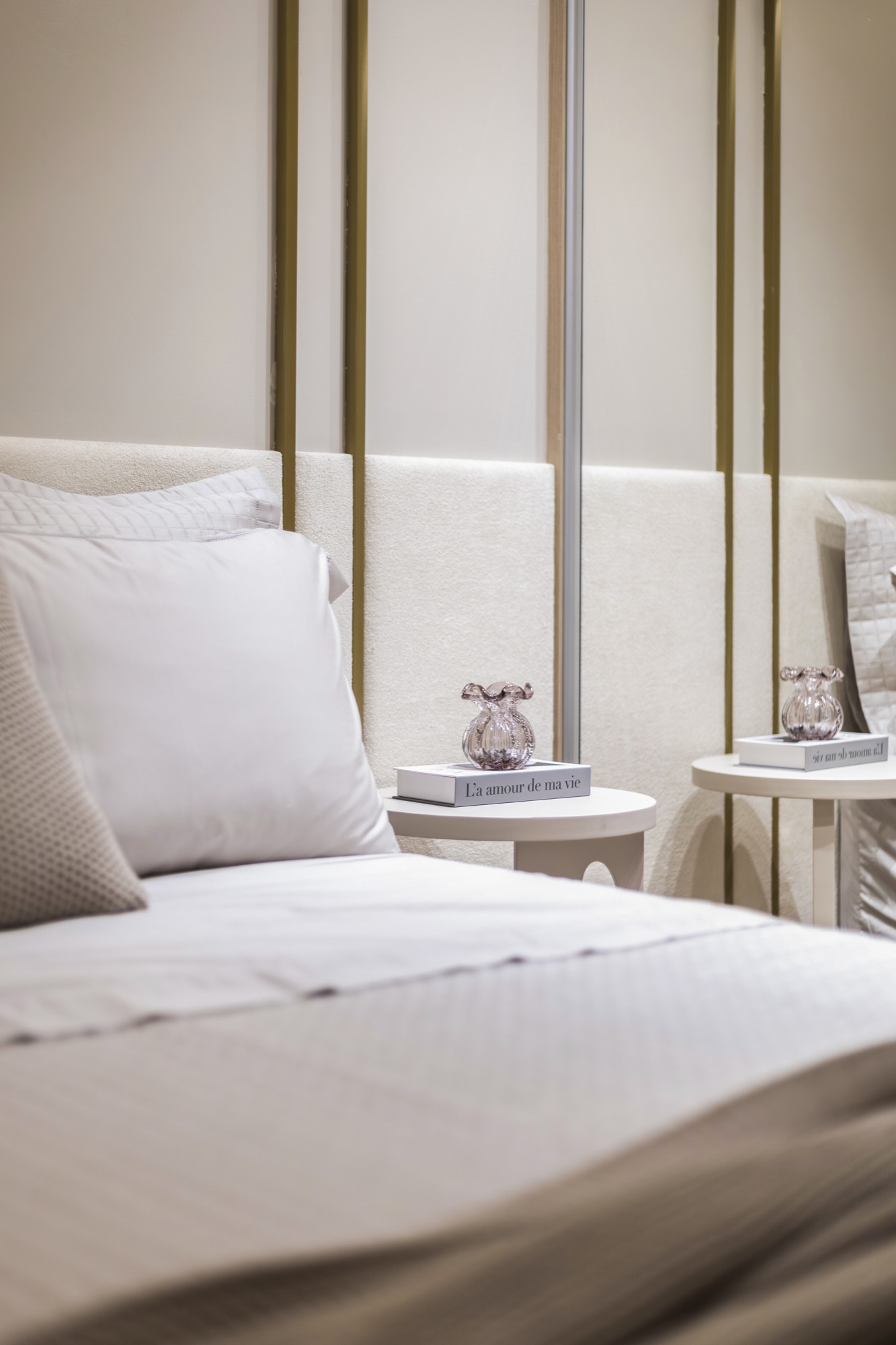 Detalhe da cama com enxoval e criado-mudo