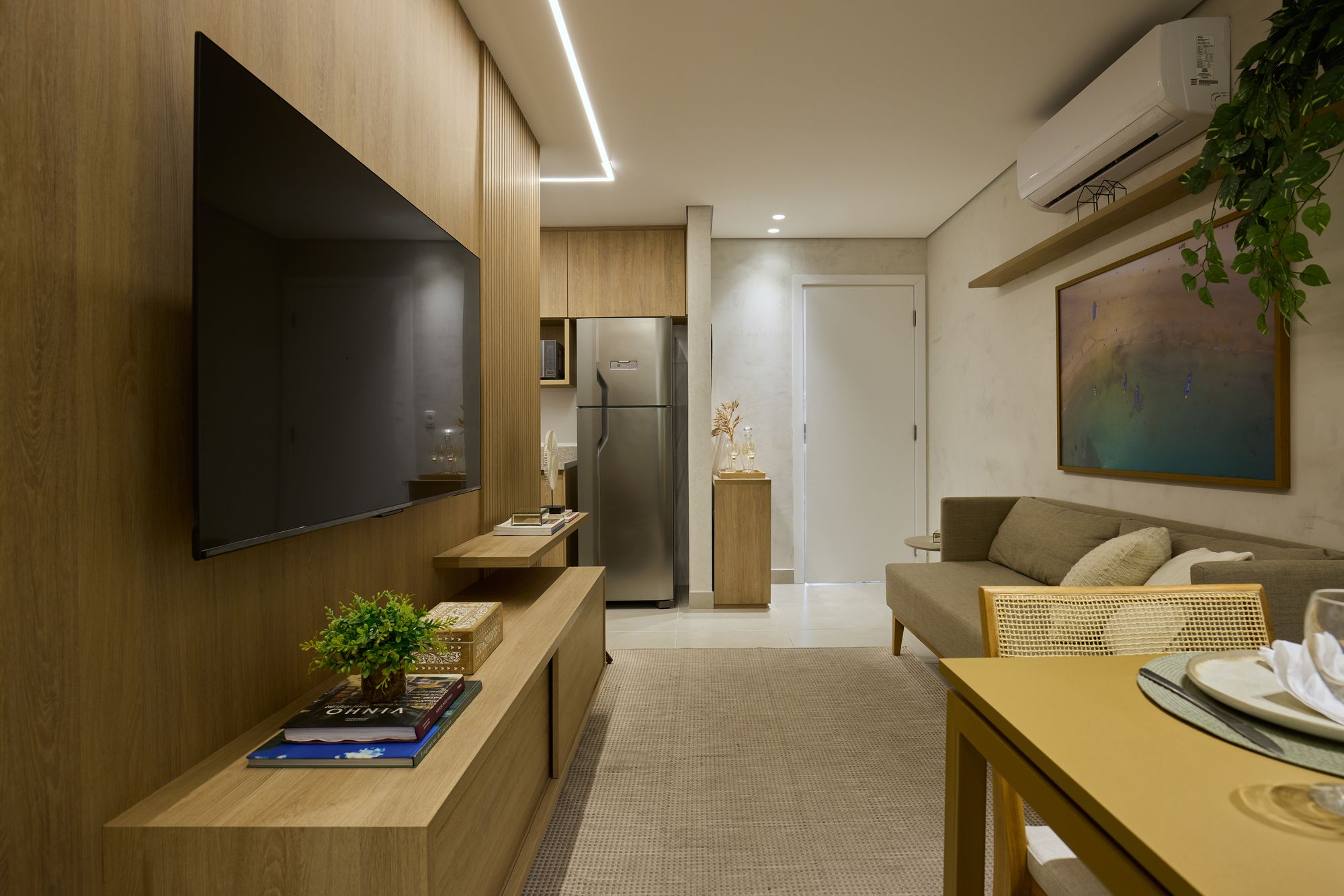 Sala compacta decorada com painel de madeira