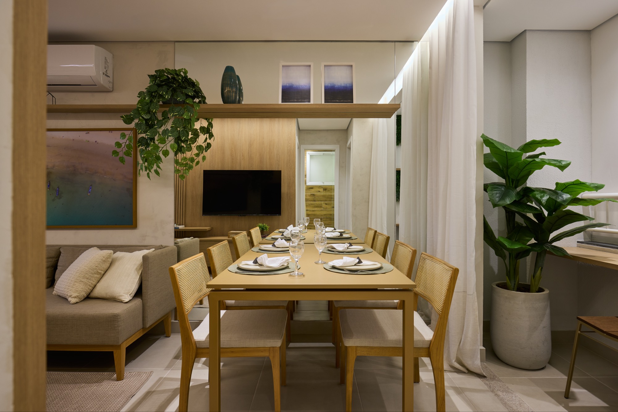 Sala de jantar integrada à sala de estar em apartamento decorado