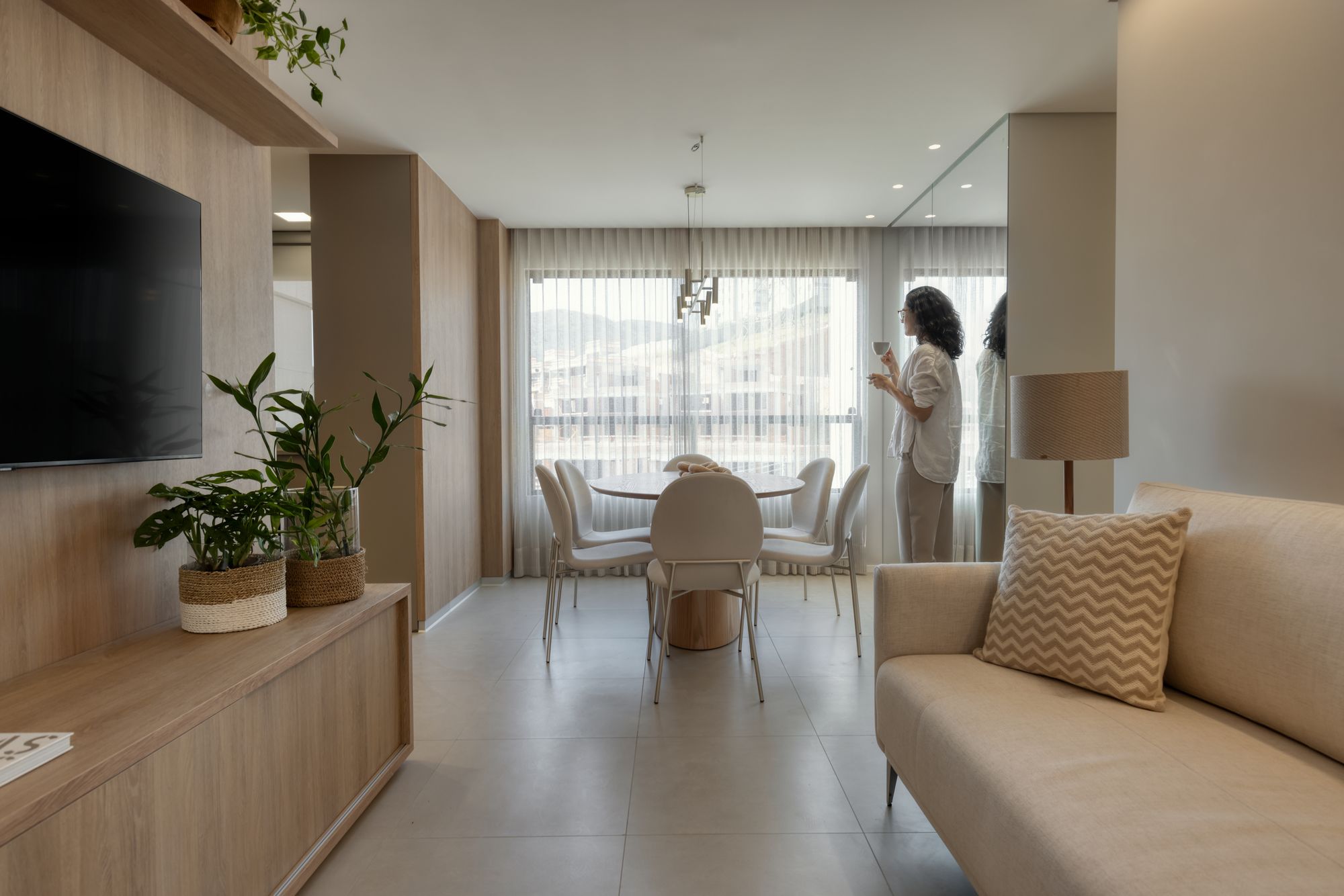 Sala de apartamento decorado com luz natural
