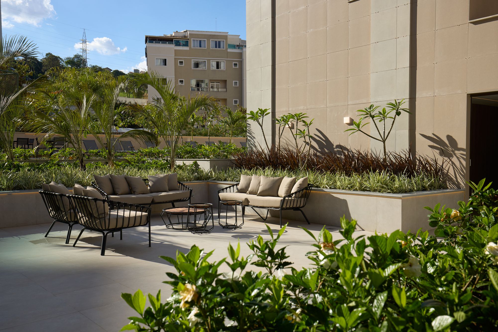 Terraço com lounge e jardim em áreas comuns