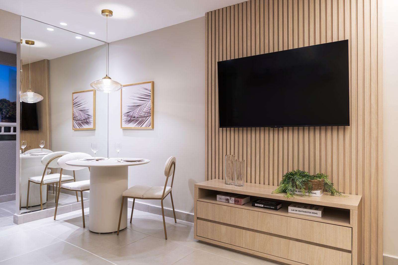Sala decorada com painel ripado