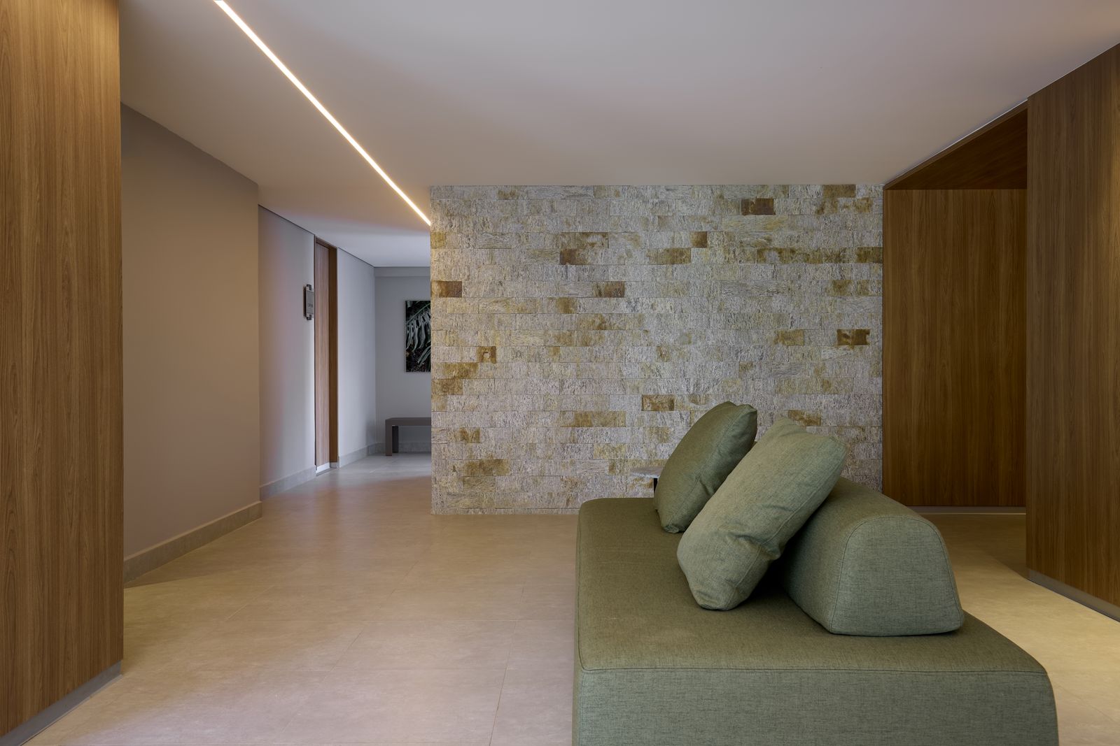 Lounge de áreas comuns com parede de pedra