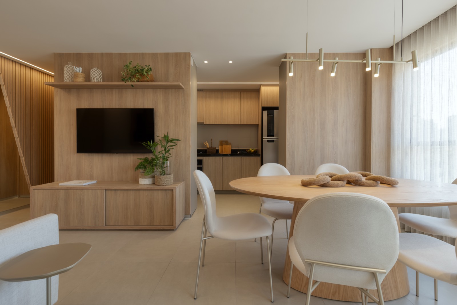 Sala decorada com painel ripado